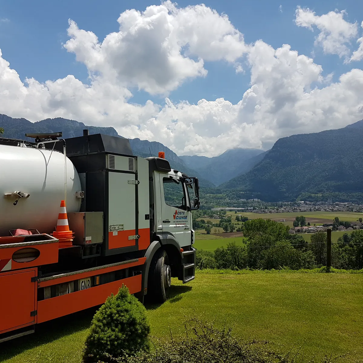 Camion d’assainissement Aoste Vidange face aux montagnes de l’Isère