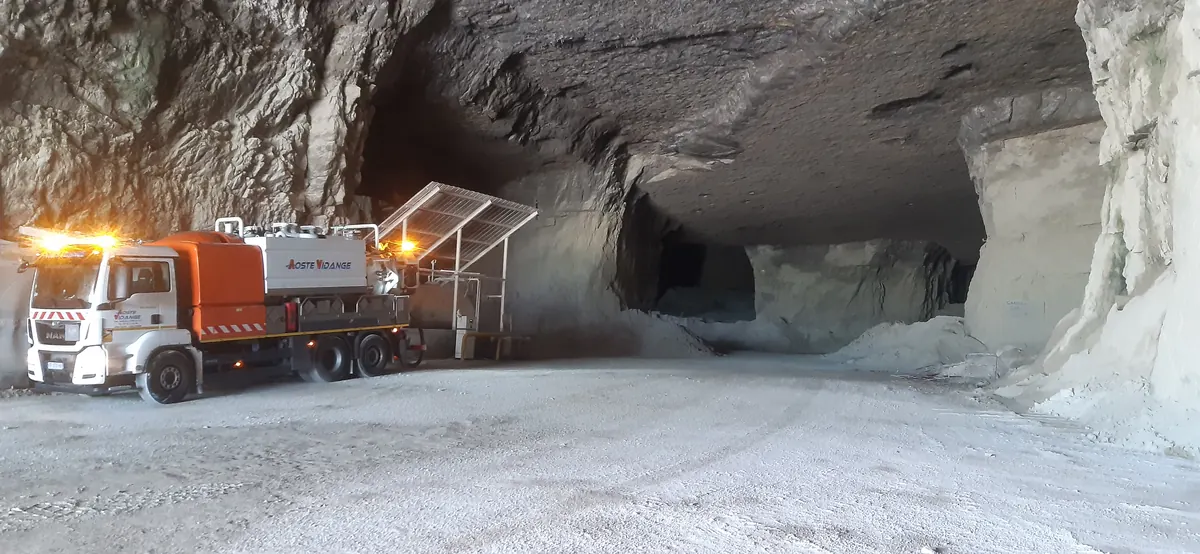 Camion haute aspiration en intervention dans une carrière souterraine