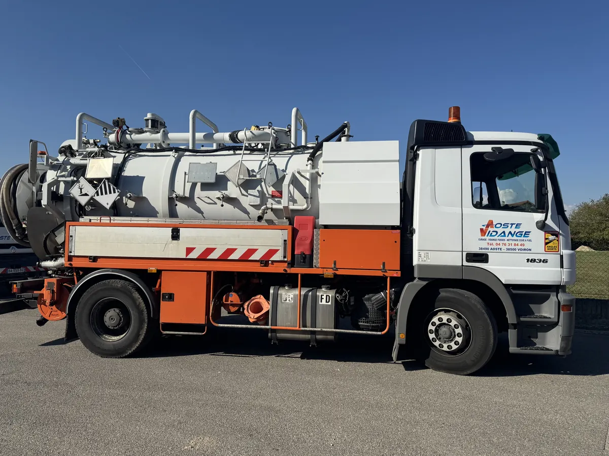 Camion Aoste Vidange équipé pour le nettoyage et le dégazage des cuves à fuel