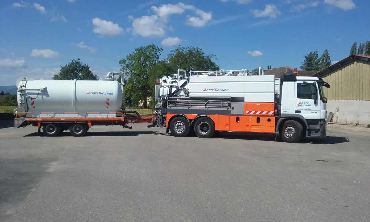 Camion-remorque citerne Aoste Vidange