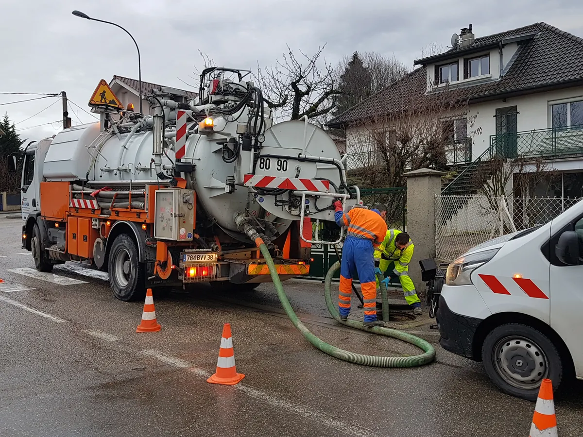 Curage d’un réseau d’eaux usées sur la voie publique par un camion hydrocureur