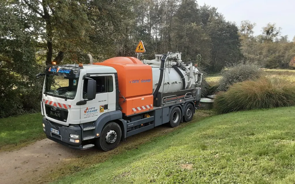 Camion hydrocureur Aoste Vidange en intervention d’assainissement