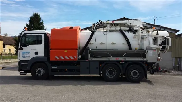 Hydrocureur prêt à intervenir