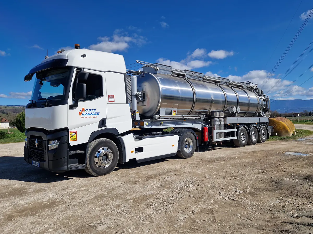 Semi-remorque citerne inox Aoste Vidange pour le transport de déchets industriels